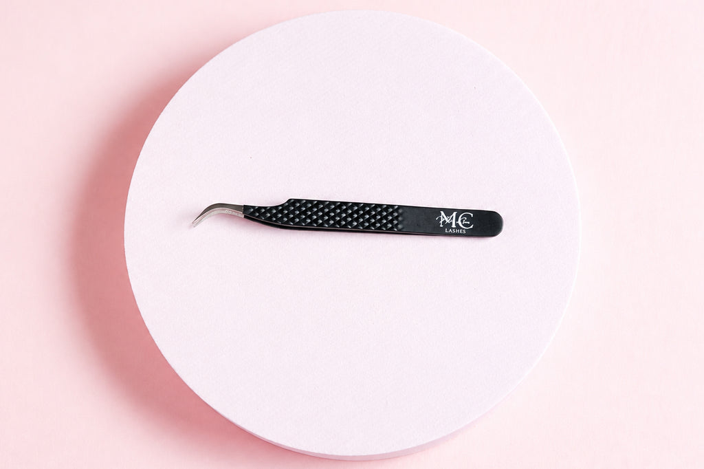 Pinza Curva MC Lashes – Punta de Fibra